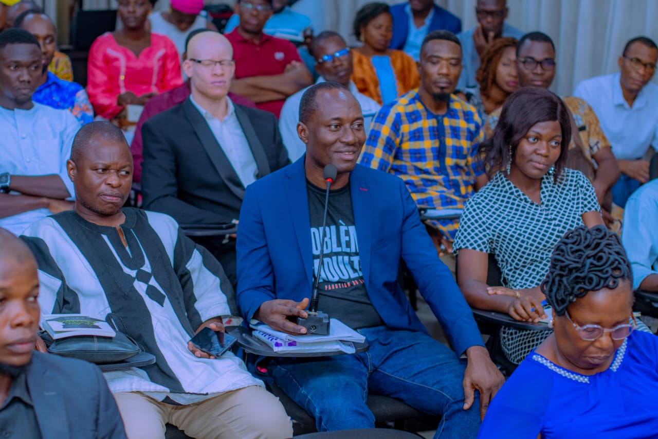 Mawusse Heka, directeur des Editions Awoudy lors de son intervention au café littéraire sur ''Le jeu de la réussite''